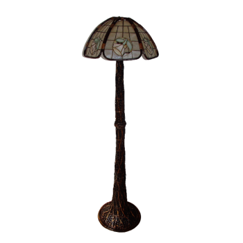 Lampa podłogowa z lat 50. z rattanową podstawą i dużym kloszem z masy perłowej.
